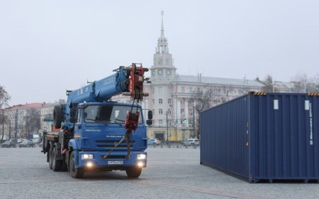 В Воронеже приступили к установке главной новогодней ели на площади Ленина