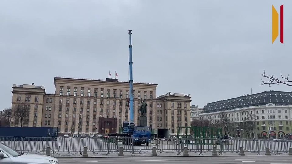 Елку начали устанавливать на площади Ленина