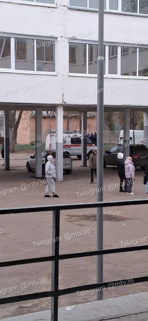 Воронежский школьник засунул палец в крепление волейбольной сетки и в буквальном смысле оказался прикован к спортивному инвентарю возле школы №87