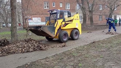 В Ленинском районе продолжается плановая уборка территории