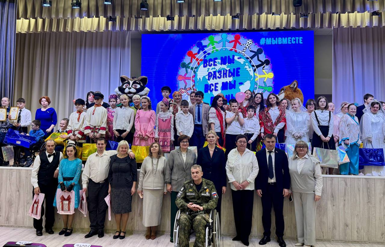 Вместе с коллегой по городской Думе Ольгой Струковой принял участие в творческом фестивале детей с ограниченными возможностями здоровья