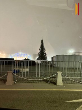 Новогодняя елка на площади Ленина почти собрана