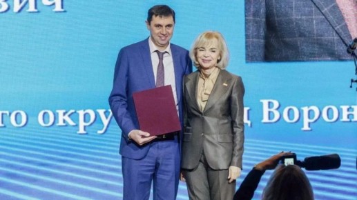 Мэр Сергей Петрин поздравил с 20-летием Контрольно-счетную палату Воронежа