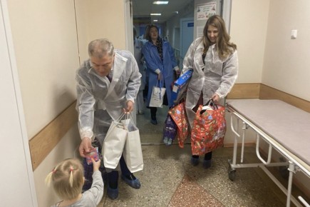 Депутаты Воронежской облдумы передали подарки детям, проходящим длительное лечение в больницах региона