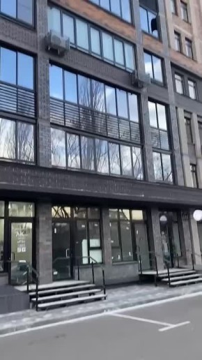 В Воронеже упавшие из-за сильного ветра деревья и карниз разбили стекла и несколько автомобилей