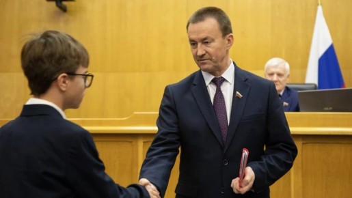 Председатель Воронежской областной думы Юрий Матузов вручил паспорта юным жителям региона