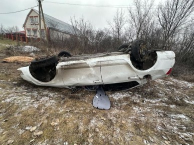 Человек погиб результате опрокидывания автомобиля под Воронежем