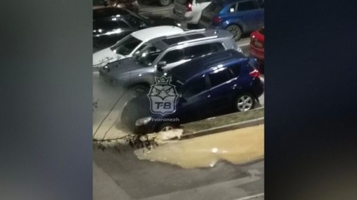 В Воронеже на парковке под асфальт провалилась машина