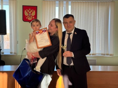 Вместе с коллегами по депутатскому корпусу и руководителем управы Левобережного района Вадимом Башиловым приняли участие в церемонии награждения победителей конкурса «Новогодняя открытка по мотивам сказок»