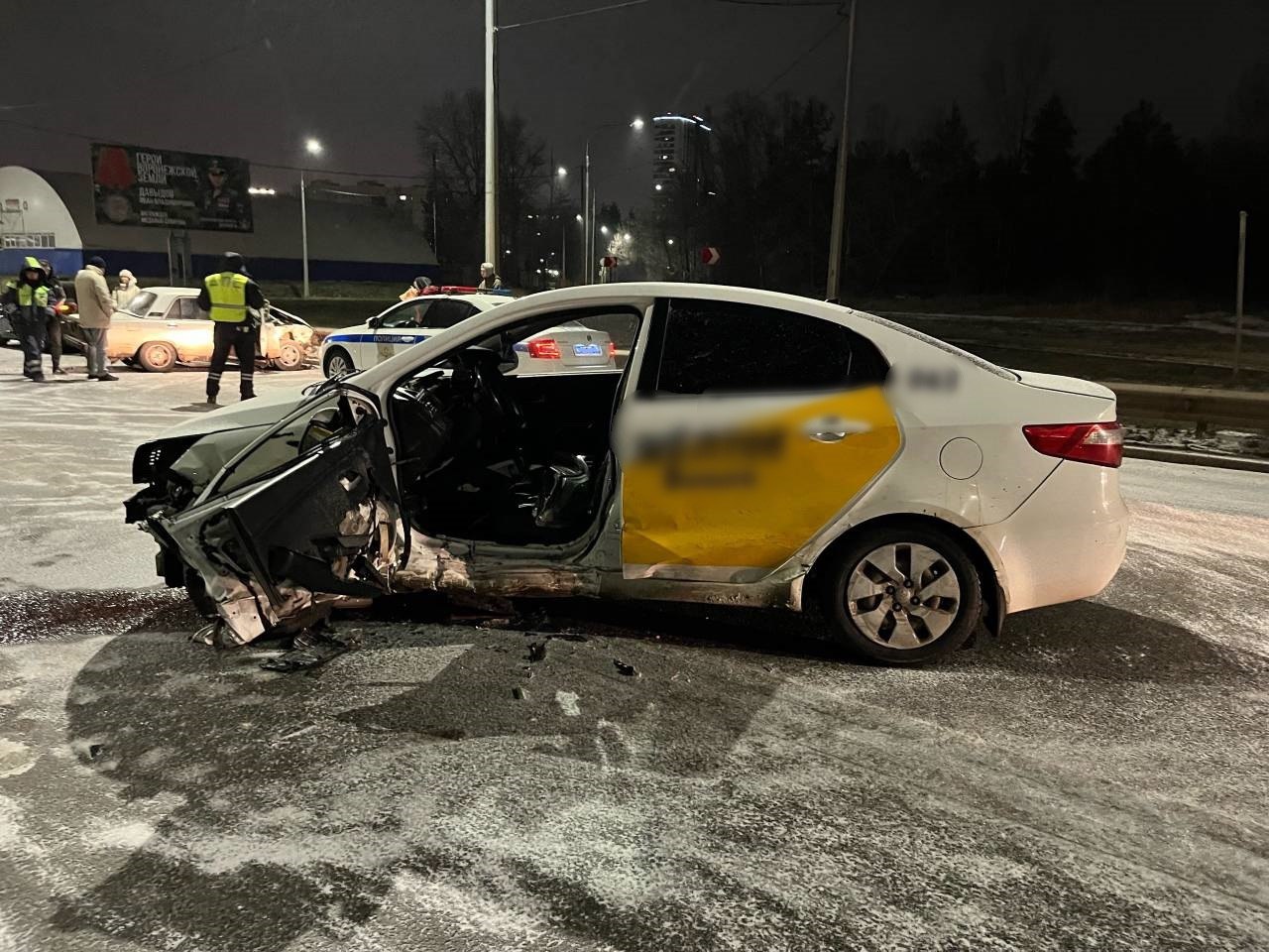Такси попало в ДТП в Воронеже