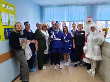 Полицейский Дед Мороз подарил праздник детям, находящимся на реабилитации после ДТП