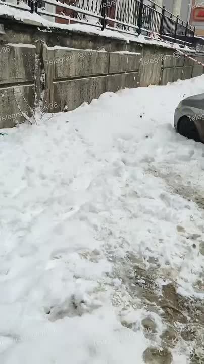 В центре Воронежа автомобиль провалился в огромную яму