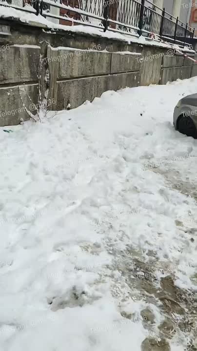 Машина провалилась в яму из-за коммунальной аварии на улице Фридриха Энгельса