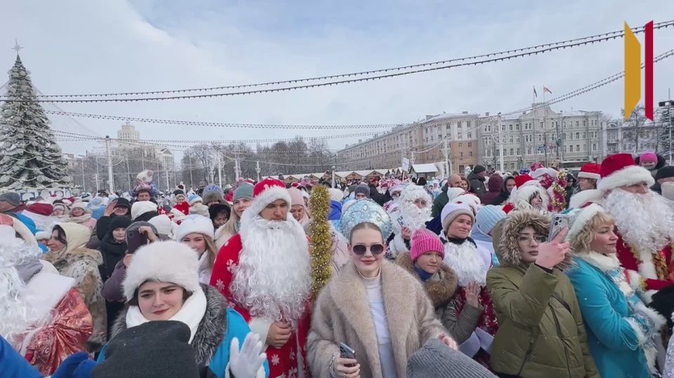 В Воронеже прошел парад Дедов Морозов