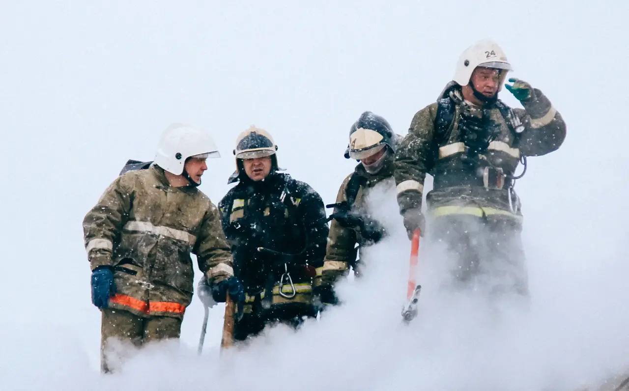 Губернатор Александр Гусев и председатель облдумы Юрий Матузов поздравили спасателей с профессиональным праздником