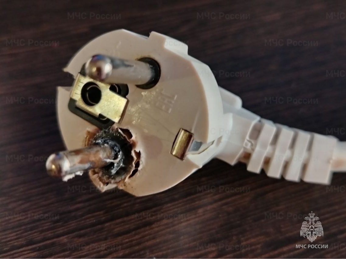 МЧС России разъясняет, почему важно проверять состояние электрических розеток и вилок