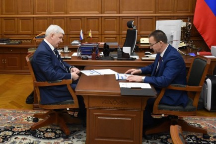 Юрий Матузов проинформировал Александра Гусева об итогах работы областной Думы в 2025 году