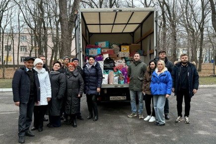 Николай Нетяга передал подарки воспитанникам Бобровской школы-интерната