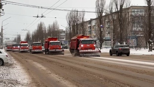 Коммунальщики круглосуточно убирают улицы Воронежа