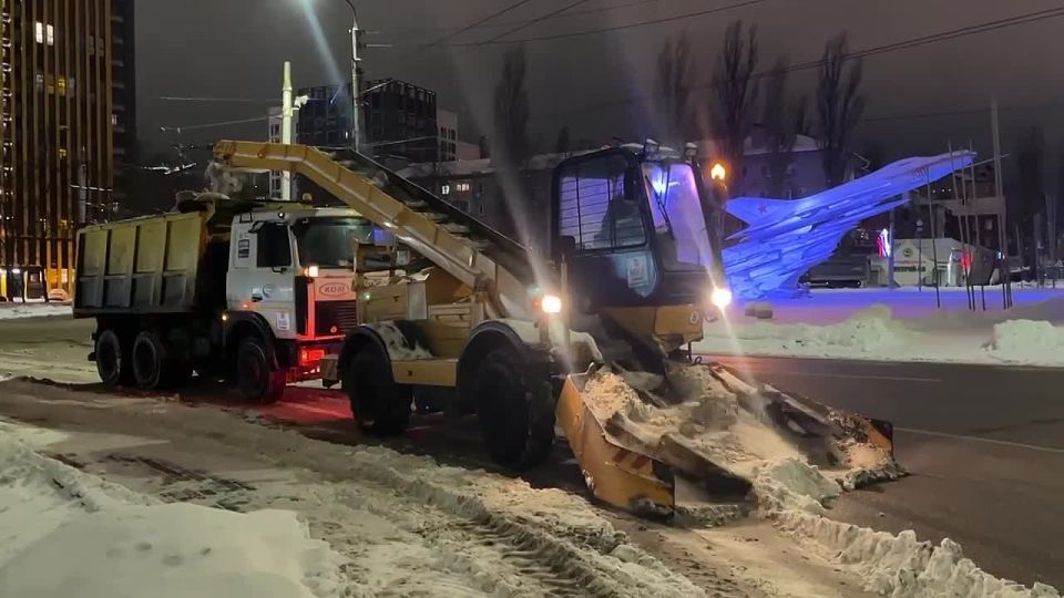 #уборка_Воронежа. «Золотые ручки» сейчас работают на улице Ворошилова