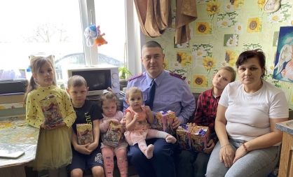 Сотрудники Аннинского межрайонного следственного отдела поздравили многодетную семью с Новым годом и Рождеством