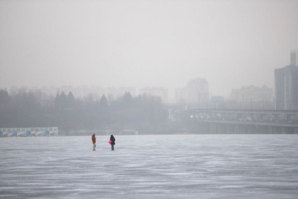 Об опасности выхода на тонкий лед Воронежского водохранилища предупредили жителей региона