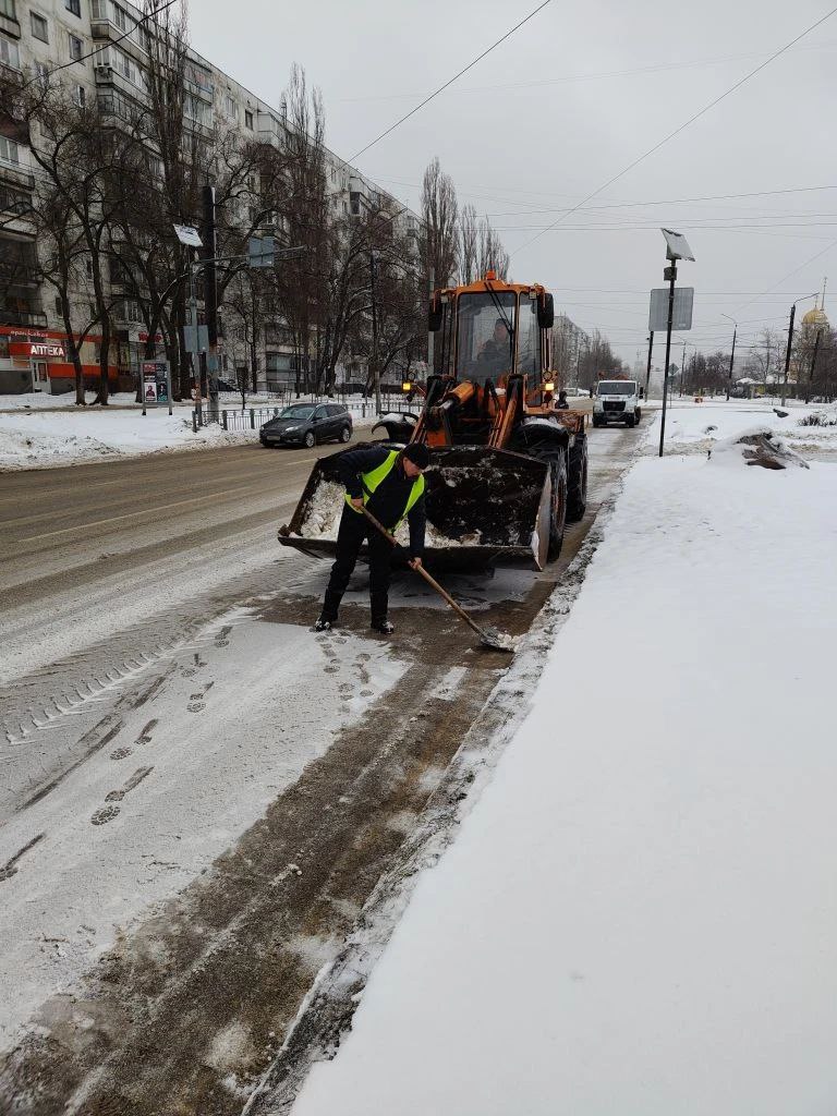 #уборка_Воронежа. Продолжается обработка противогололёдными материалами тротуаров на Московском проспекте, улице Хользунова, в сквере «Электросигнальный»