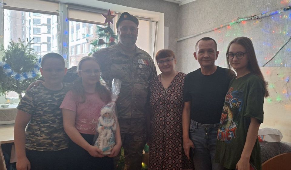 В рамках акции "Ёлка желаний" депутат Воронежской городской думы Михаил Михайлович Гамбург посетил замечательную семью Сланских и принёс с собой настоящую сказку!