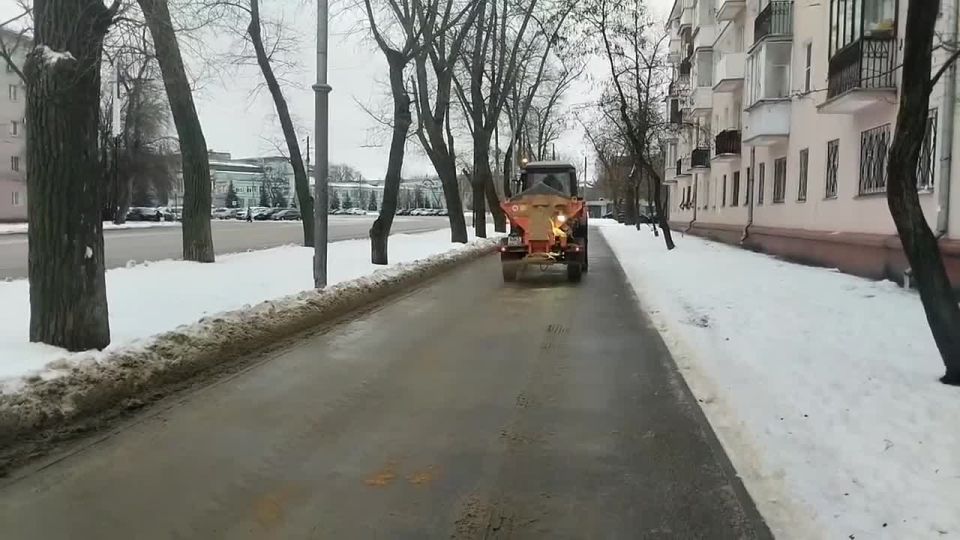 #уборка_Воронежа. В эти минуты комбинат благоустройства ведет подметание от снега и посыпку тротуаров песко-соляной смесью на улице Героев Стратосферы