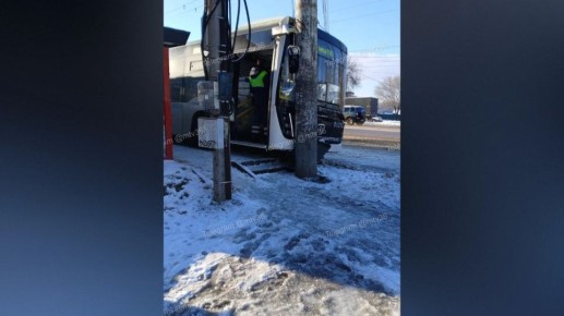 В Воронеже автобус на остановке врезался в столб