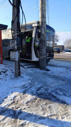 В Левобережном районе автобус № 49 врезался в столб на остановке «улица Шубина»