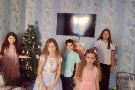 Александр Пешиков передал подарки детям военнослужащих и ребятам из многодетной семьи