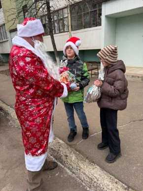 Полицейский Дед Мороз принес новогоднее настроение и уроки безопасности детям Каменского района