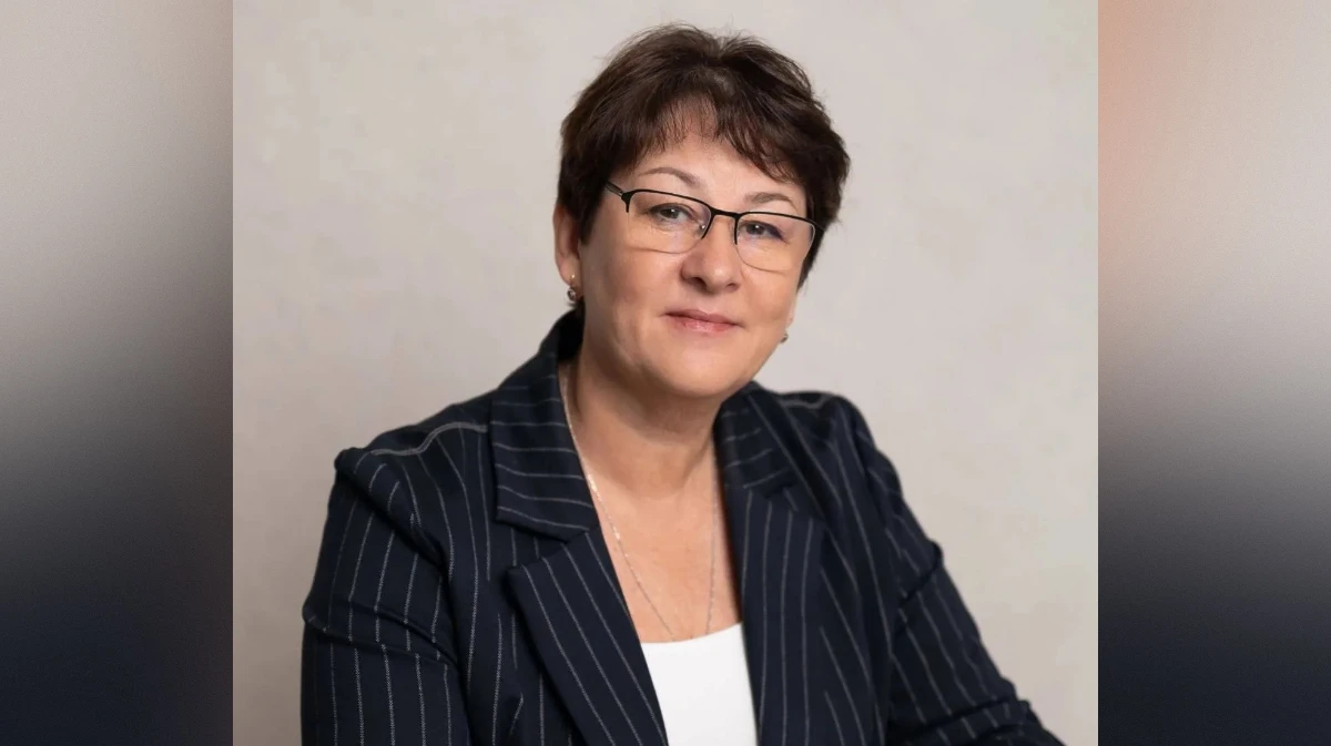 Губернатор Александр Гусев поздравил с юбилеем директора МФЦ Воронежской области Майю Богдалову