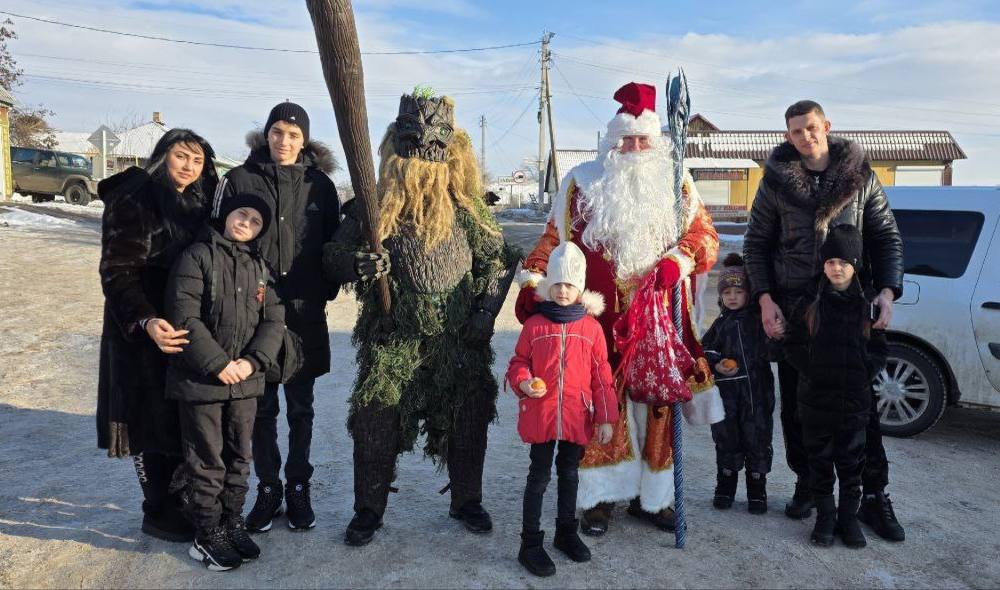 Новогодний : сотрудники Госавтоинспекции Богучарского района и общественный Совет МВД провели праздничную акцию «Полицейский Дед Мороз»