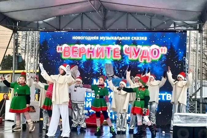 Сегодня, в светлый праздник Рождества, на главной сцене города на площади Ленина выступили артисты центра развития творчества детей и юношества«Спутник» с программой «Верните чудо»