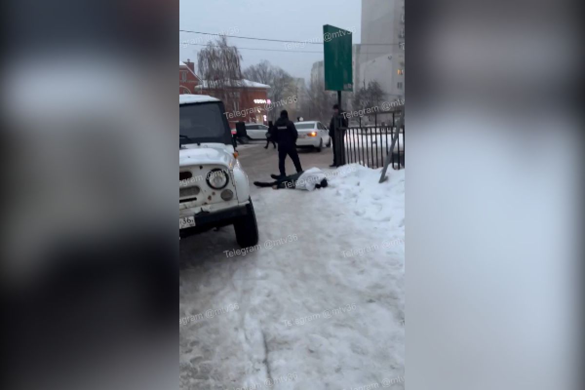 Труп мужчины обнаружили воронежцы лежащим посреди улицы