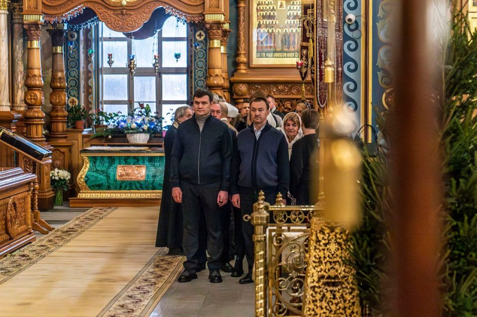 Юрий Матузов посетил ночное Рождественское богослужение в Благовещенском соборе