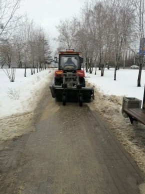 Уборка тротуаров: районный комбинат благоустройства продолжает работать в усиленном режиме