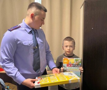 Сотрудники следственного управления продолжают поздравлять детей с Новым годом
