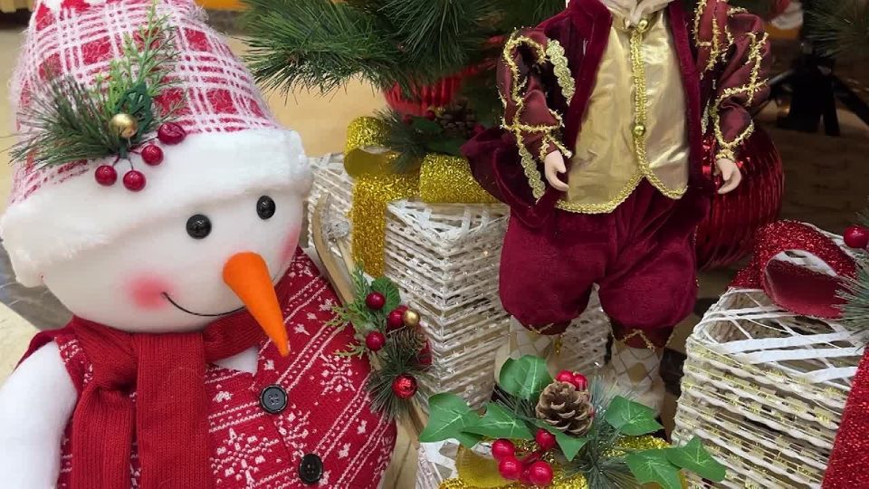 Руководитель секретариата губернатора Игорь Лотков исполнил новогодние желания детей