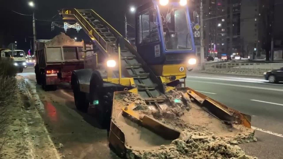 #уборка_Воронежа. Так сейчас вывозят снег с улицы Ворошилова