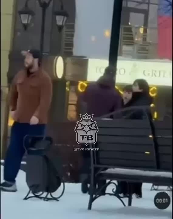 В центре Воронежа мужчина избил 13-летнего подростка