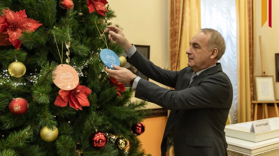 Руководитель секретариата губернатора Игорь Лотков исполнил новогодные мечты трех юных воронежцев