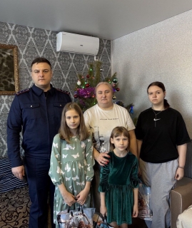 В Павловском районе сотрудники СК России навестили детей из многодетной семьи