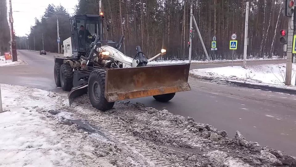 #уборка_Воронежа. Так идет уборка снежного вала на улице Землячки