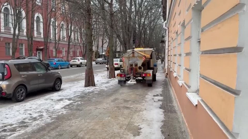 #уборка_Воронежа. Так идет обработка тротуаров реагентом