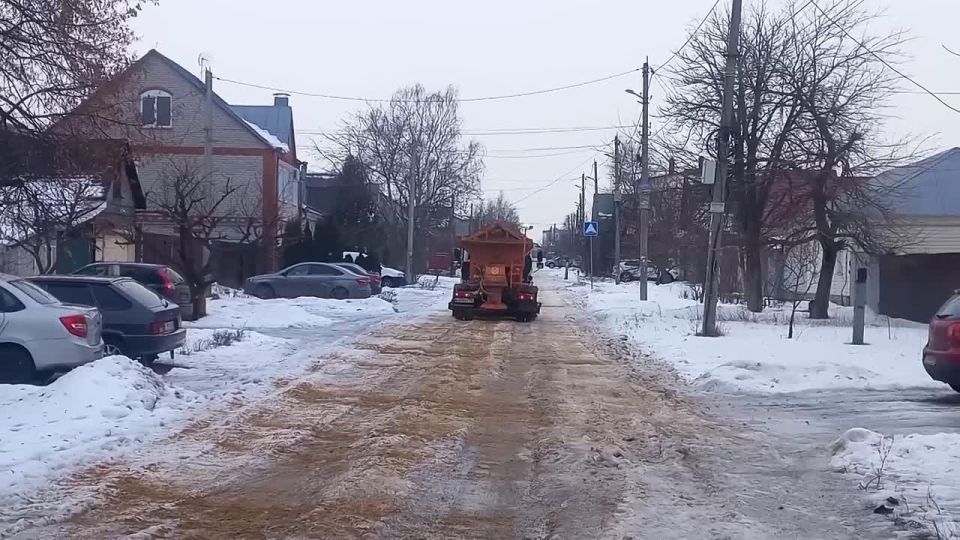 #уборка_Воронежа. Так идет обработка песко-соляной смесью улиц частного сектора в микрорайоне Отрожка Железнодорожного района и уборка снега на улице Жукова