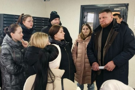 Денис Рубащенко встретился с жильцами поврежденного в результате атаки дома