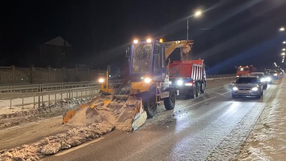 #уборка_Воронежа. Так сейчас вывозят снег с улицы Острогожской